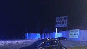 Nehoda u Českého Brodu: Golf nedal přednost a vjel na hlavní silnici, projíždějící peugeot ho odmrštil do příkopu.