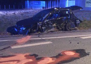 Nehoda u Českého Brodu: Golf nedal přednost a vjel na hlavní silnici, projíždějící peugeot ho odmrštil do příkopu.