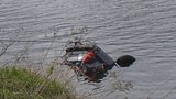 Z rybníka na Českobudějovicku tahali auto: Uvnitř byl mrtvý řidič