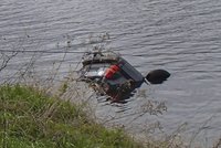 Na Kolínsku sjelo auto do rybníka: Zraněnou ženu odvezl vrtulník