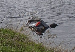 Z rybníka na Českobudějovicku tahali auto: Uvnitř byl mrtvý řidič. (ilustrační foto)