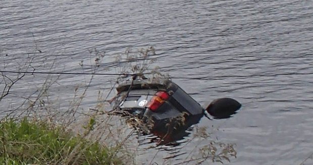 Z rybníka na Českobudějovicku tahali auto: Uvnitř byl mrtvý řidič