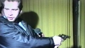Policie prováděla rekonstrukce všech vražd. Na snímku Biederman s revolverem v ruce, kterým zavraždil obsluhu čerpací stanice.