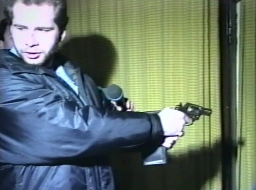 Policie prováděla rekonstrukce všech vražd. Na snímku Biederman s revolverem v ruce, kterým zavraždil obsluhu čerpací stanice.