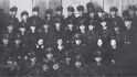 Fotografie dozorců pankrácké věznice, která sloužila jako pomůcka americké armády při pátrání po válečných zločincích z léta 1945. Adolf Kolínský označen číslem 19.