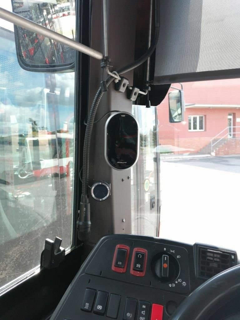 Kolizní kamera. Při testech se nacházejí dvě v čele před řidičem, stejný počet v zadní části autobusu.