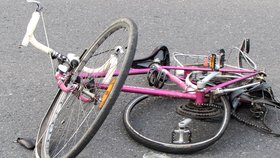 Po střetu s autem na Třeboňsku zemřel cyklista: Prý nebyl osvětlený (ilustrační foto).