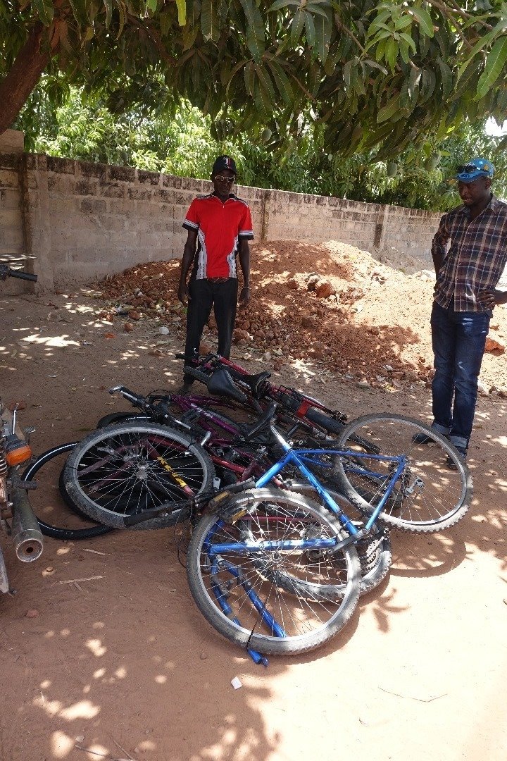 Pro děti v Africe je kolo jediným dopravním prostředkem, který je doveze do kilomety vzdálených škol.