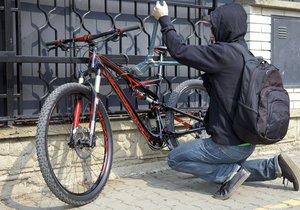 Zatímco sportovec cvičil ve fitness centru, zloděj se mu snažil ukrást kolo.  Ilustrační foto