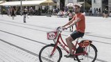 Brno jezdí na kole: Letos jsou růžová a nově i červená, půjčovné je »pár kaček«