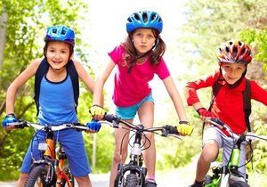 Bez přilby své děti na kolo rozhodně nepouštějte