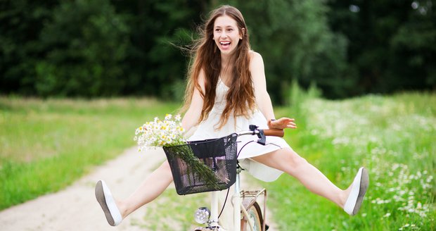 Při jízdě na kole doporučují odborníci nosit na hlavně cyklistickou helmu.