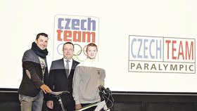 Zástupci Škody Auto předali Davidovi kolo loni na podzim na premiéře filmu Tour mého života.