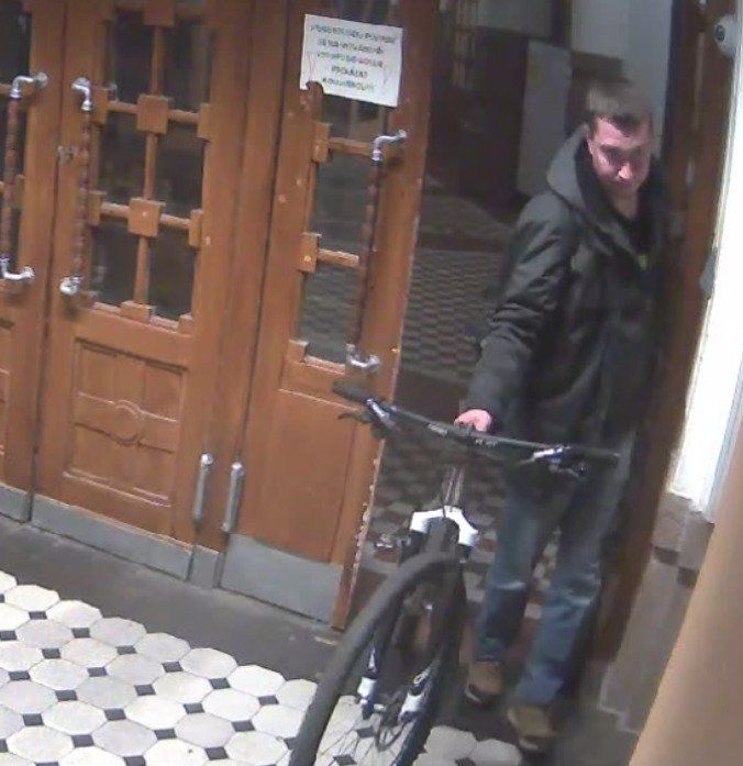 Muž ve Slavíkově ulici v Praze 3 ukradl kolo, poznáte ho?