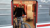 Cyklistům napoví samolepka: Cestování s kolem v pražském metru a tramvajích má »zelenou«