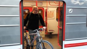 Praha zahájila projekt S kolem do MHD. Cyklistům se rozšíří možnosti přepravy bicyklů v hromadné dopravě.