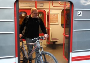 Praha zahájila projekt S kolem do MHD. Cyklistům se rozšíří možnosti přepravy bicyklů v hromadné dopravě.