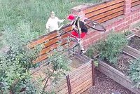 VIDEO: Přeskočil plot a ukradl závodní kolo za 50 tisíc! Další hlídal, dvojici protřelých zlodějů hledá policie