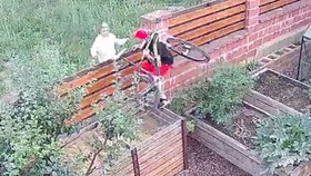 VIDEO: Přeskočil plot a ukradl závodní kolo za 50 tisíc! Další hlídal, dvojici protřelých zlodějů hledá policie