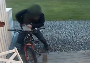 Muž propíchl kolu gumy, a když ucházel vzduch, ukájel se na sedlu bicyklu