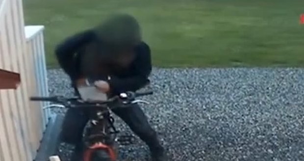 Muž propíchl kolu gumy, a když ucházel vzduch, ukájel se na sedlu bicyklu