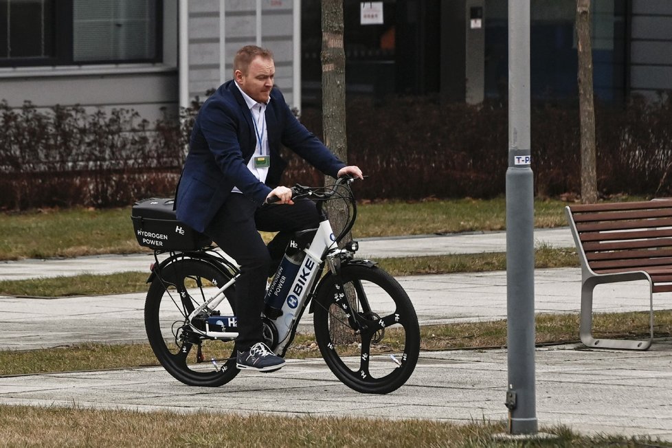 První kolo na vodíkový pohon ujede na jednu lahev až 150 km.