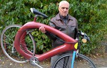 Konstruktér-důchodce z Krnova vyrobil unikátní netradiční bicykl: Vyhraje sázku a najde výrobce? 