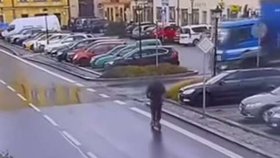 V centru Šluknova srazil náklaďák koloběžkáře.