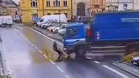 V centru Šluknova srazil náklaďák koloběžkáře.
