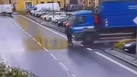 V centru Šluknova srazil náklaďák koloběžkáře.