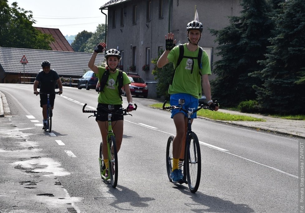 Kamarádi projeli ČR z východu na západ a jsou v České knize rekordů.