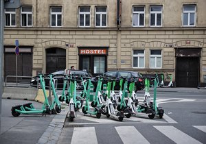 Rumunská: Výhodou využití tzv. stínů u přechodů pro chodce, kterou MČ konzultovaly s dopravní policií je, že koloběžky nezabírají parkovací místa pro automobily. Na chodník ale nepatří.