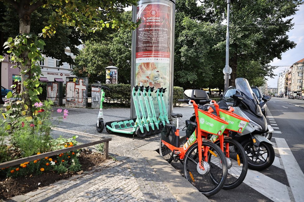 Rumunská: Ideální stav, kdy jsou sdílená kola a koloběžky správně zaparkované na určených místech.