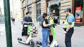 Strážníci nastoupili proti uličníkům na kolech a elektrokoloběžkách: 719 přestupků a pokuty za 46 700 Kč
