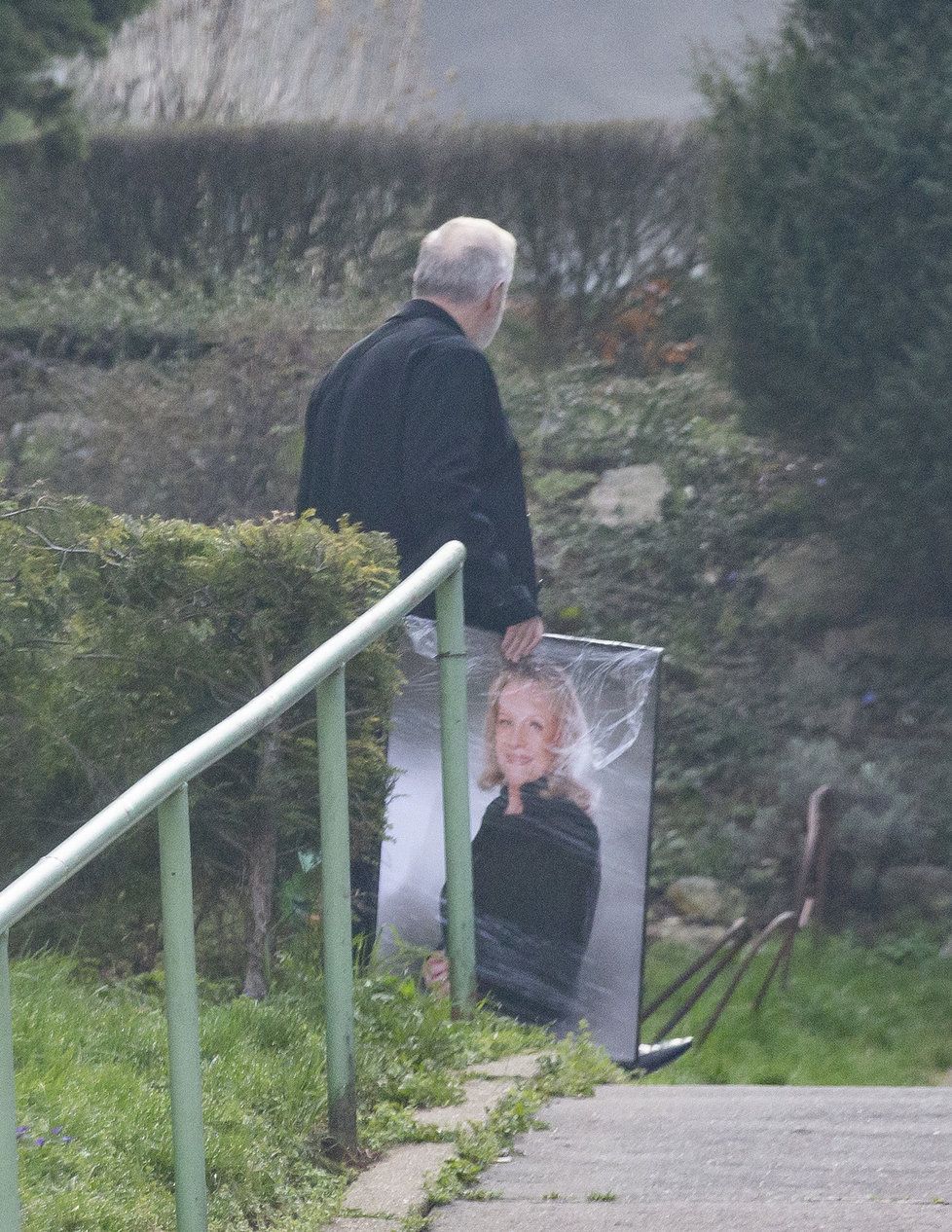 Jan Kolomazník uspořádal komorní pohřeb Evy Pilarové.