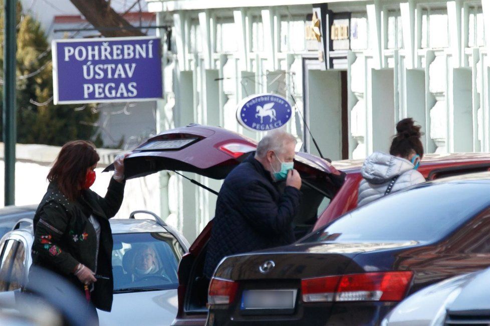 Jan Kolomazník a Zuzana Kardová vyzvedli popel Evy Pilarové