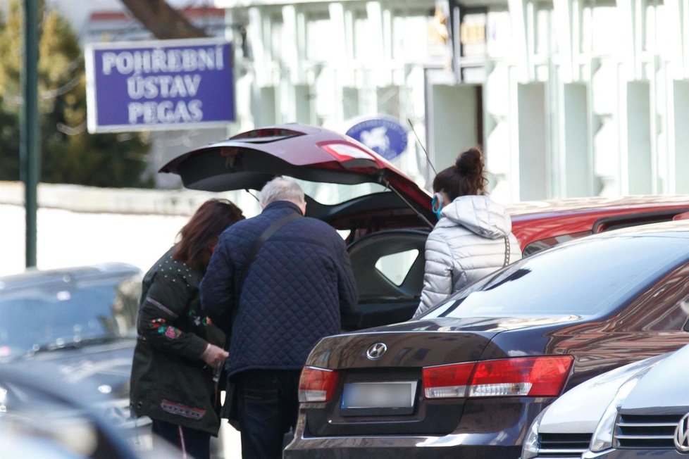 Jan Kolomazník a Zuzana Kardová vyzvedli popel Evy Pilarové