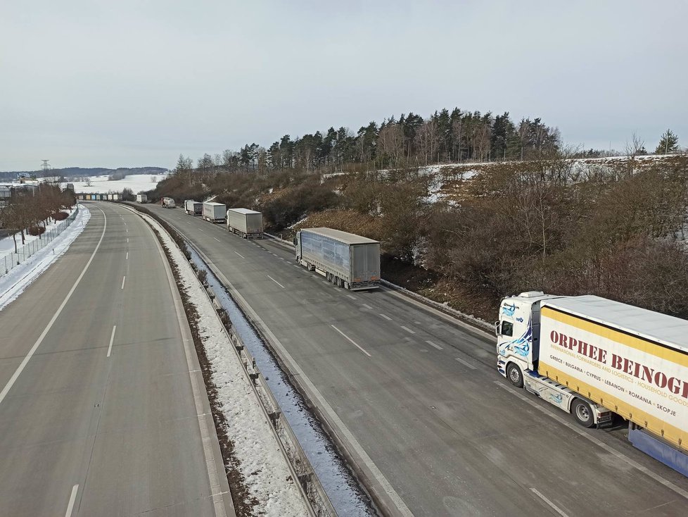 Kolona vozů před dálničním přechodem se SRN Rozvadov na Tachovsku