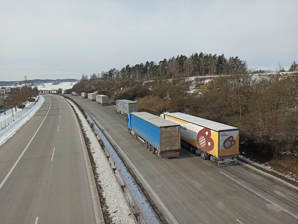 Kolona vozů před dálničním přechodem se SRN Rozvadov na Tachovsku