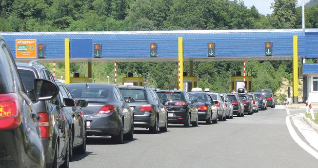 V takovéto koloně uvízla čtenářka Blesku, na hranicích ji čekala navíc zpřísněná kontrola