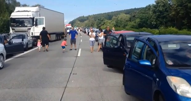 Kolony řidičům při cestě na Jadran začaly už na D1.