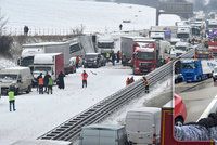 Noční vězení na D1: Příběhy lidí po 19 hodinách v mrazivém pekle