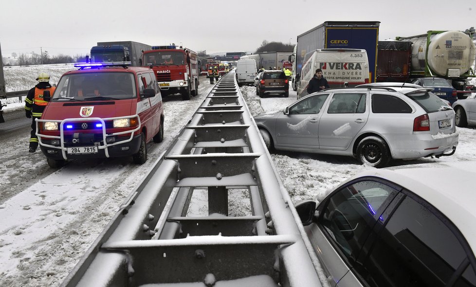 Někteří řidiči uvízli na dlouhých 19 hodin.