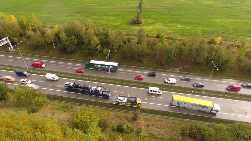 Na Pražském okruhu se po nehodě tvoří kolony. Zdržení je odhadováno až na 120 minut.