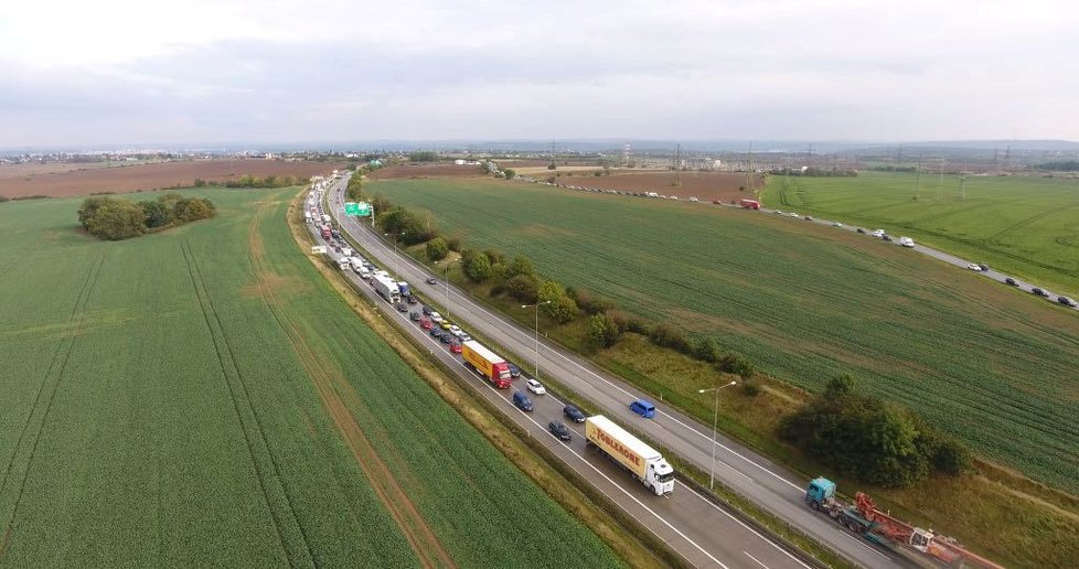 Na Pražském okruhu se po nehodě tvoří kolony. Zdržení je odhadováno až na 120 minut.