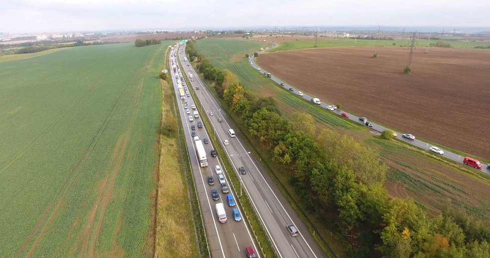 Na Pražském okruhu se po nehodě tvoří kolony. Zdržení je odhadováno až na 120 minut.