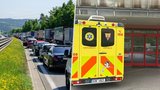 Kolona na D1 přesáhla 50 kilometrů: Sanitka kličkovala s miminkem v inkubátoru