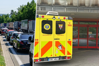 Kolona na D1 přesáhla 50 kilometrů: Sanitka kličkovala s miminkem v inkubátoru