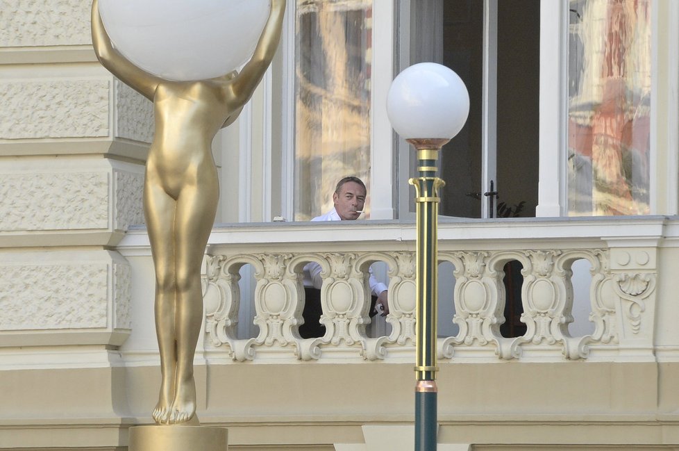 Jiří Dvořák si vychutnává cigárko na balkoně hotelu Pupp.