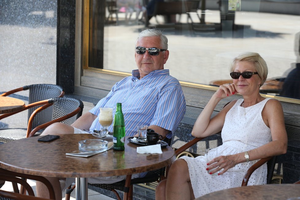 Manželé Donutilovi hned po příjezdu do Varů poseděli na zahrádce na kolonádě.